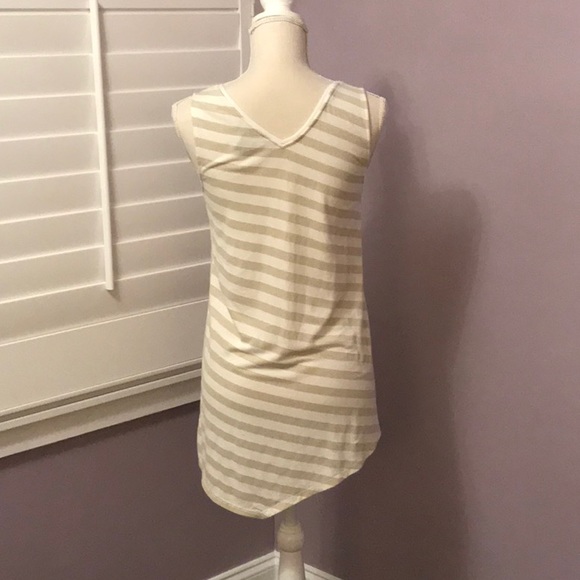 Striped, sleeveless blouse, with V neckline. - Picture 3 of 5